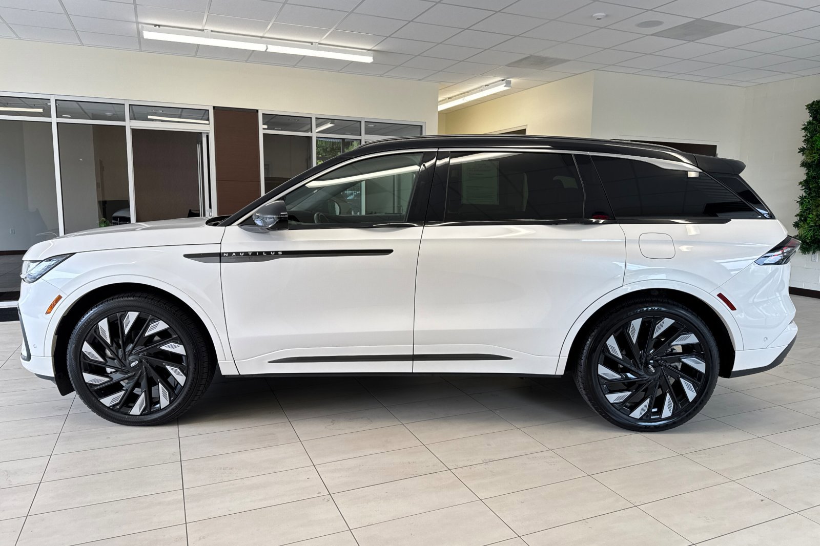 Certified 2024 Lincoln Nautilus Black Label w/ Jet Appearance Package (87T) AWD/4WD image 7