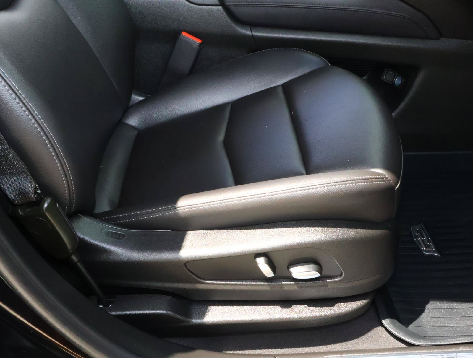 Used 2025 Cadillac XT5 Luxury w/ LPO, Floor Liner Package FWD image 22