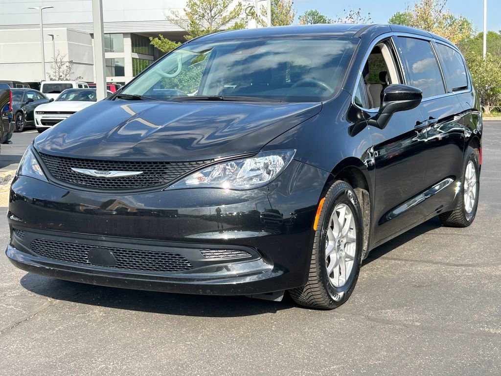 Used 2023 Chrysler Voyager LX FWD image 3
