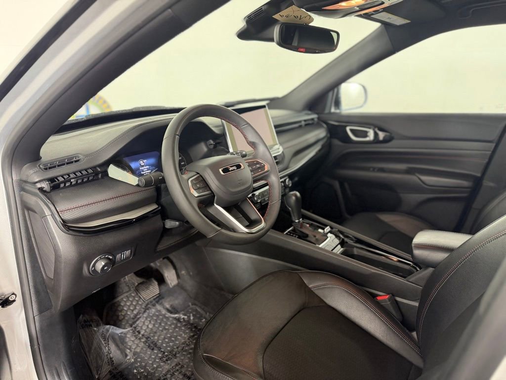 Used 2025 Jeep Compass Trailhawk AWD/4WD image 12