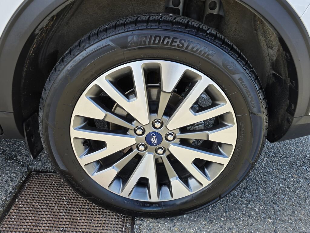 Used 2020 Ford Escape Titanium image 10