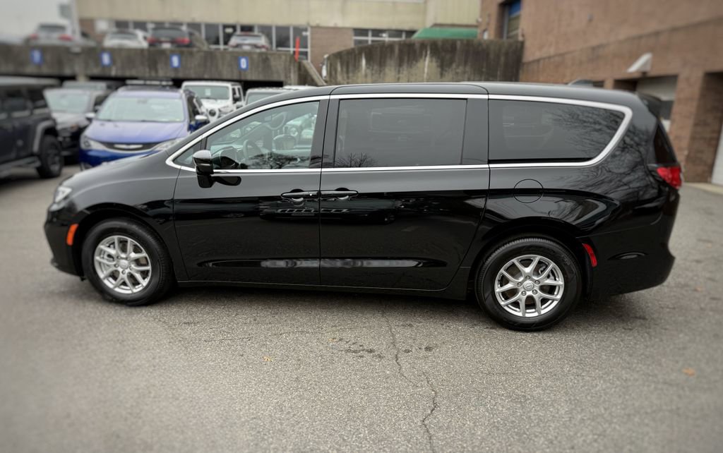 New 2026 Chrysler Pacifica Select FWD image 14