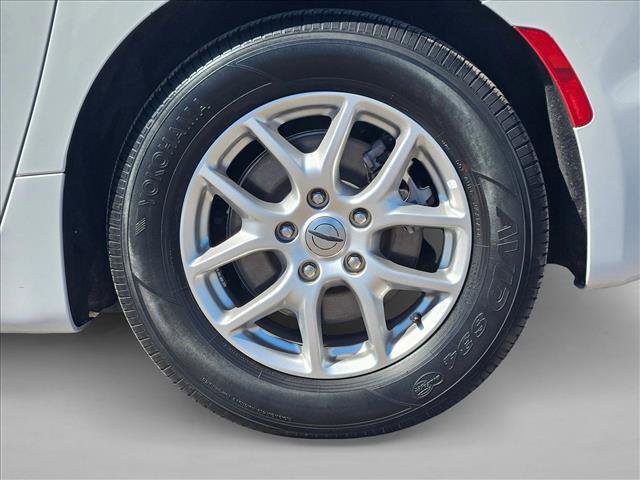 Used 2023 Chrysler Pacifica Touring-L image 29