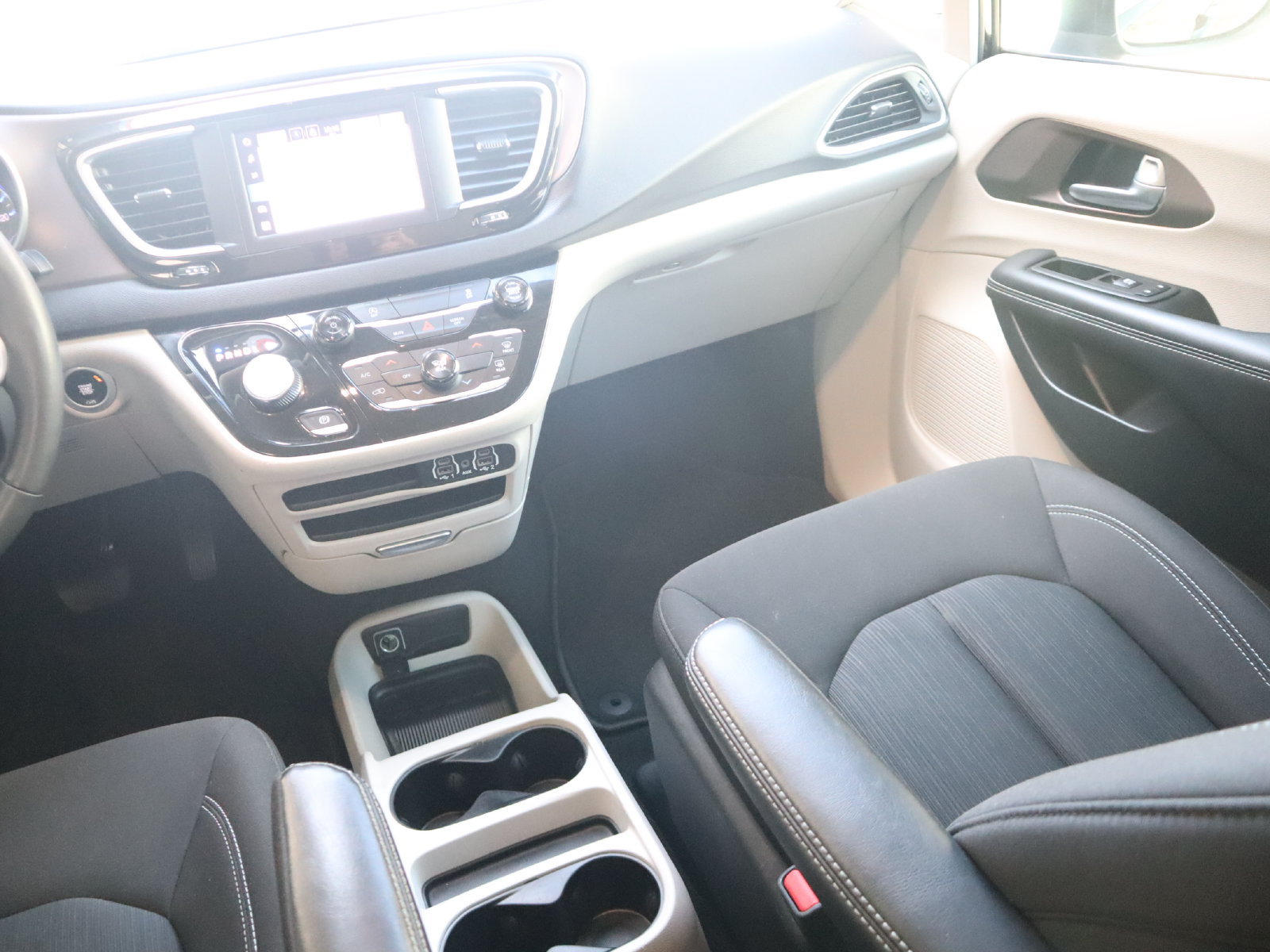 Used 2024 Chrysler Voyager LX FWD image 29