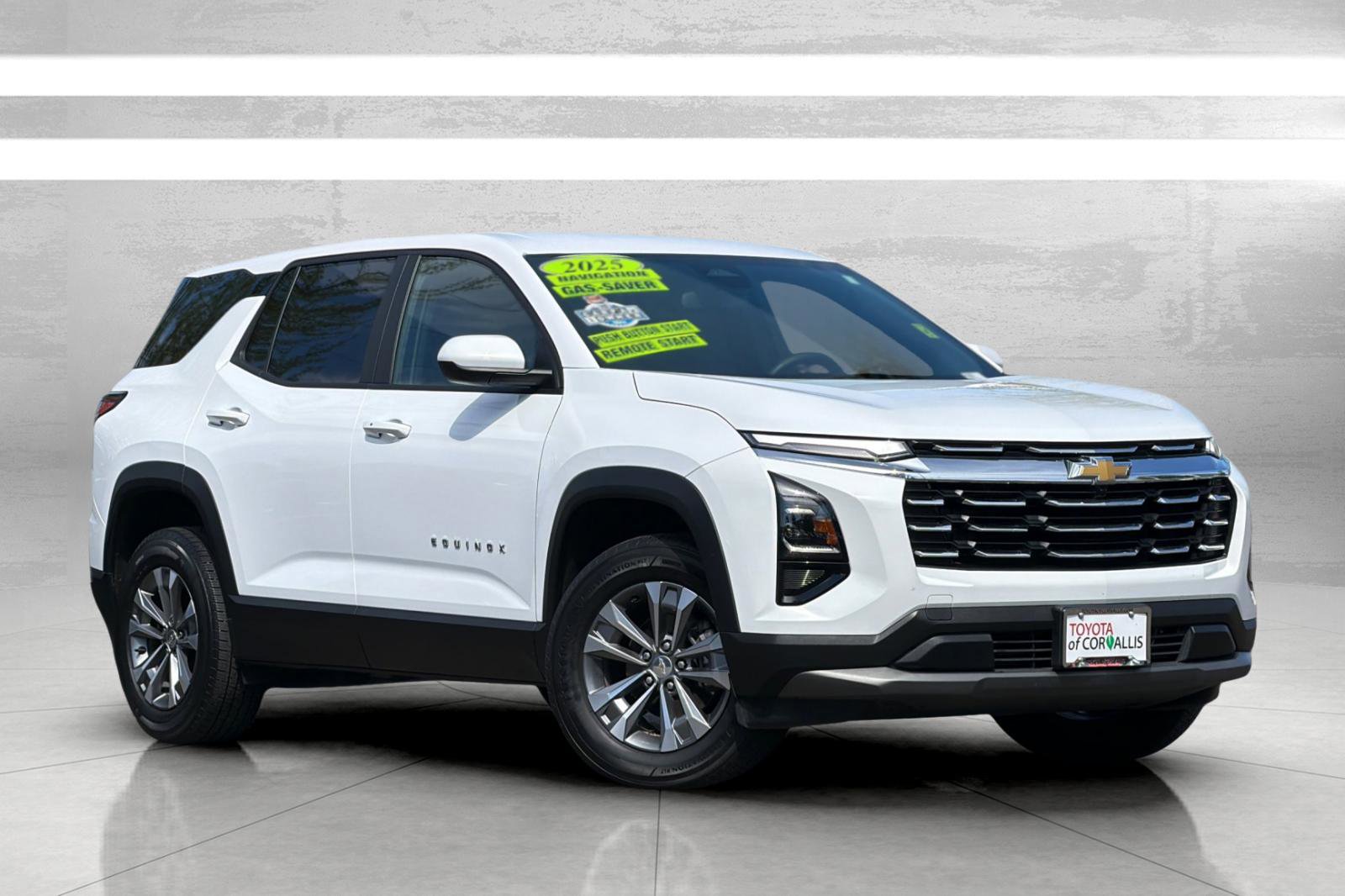 Used 2025 Chevrolet Equinox LT FWD image 2