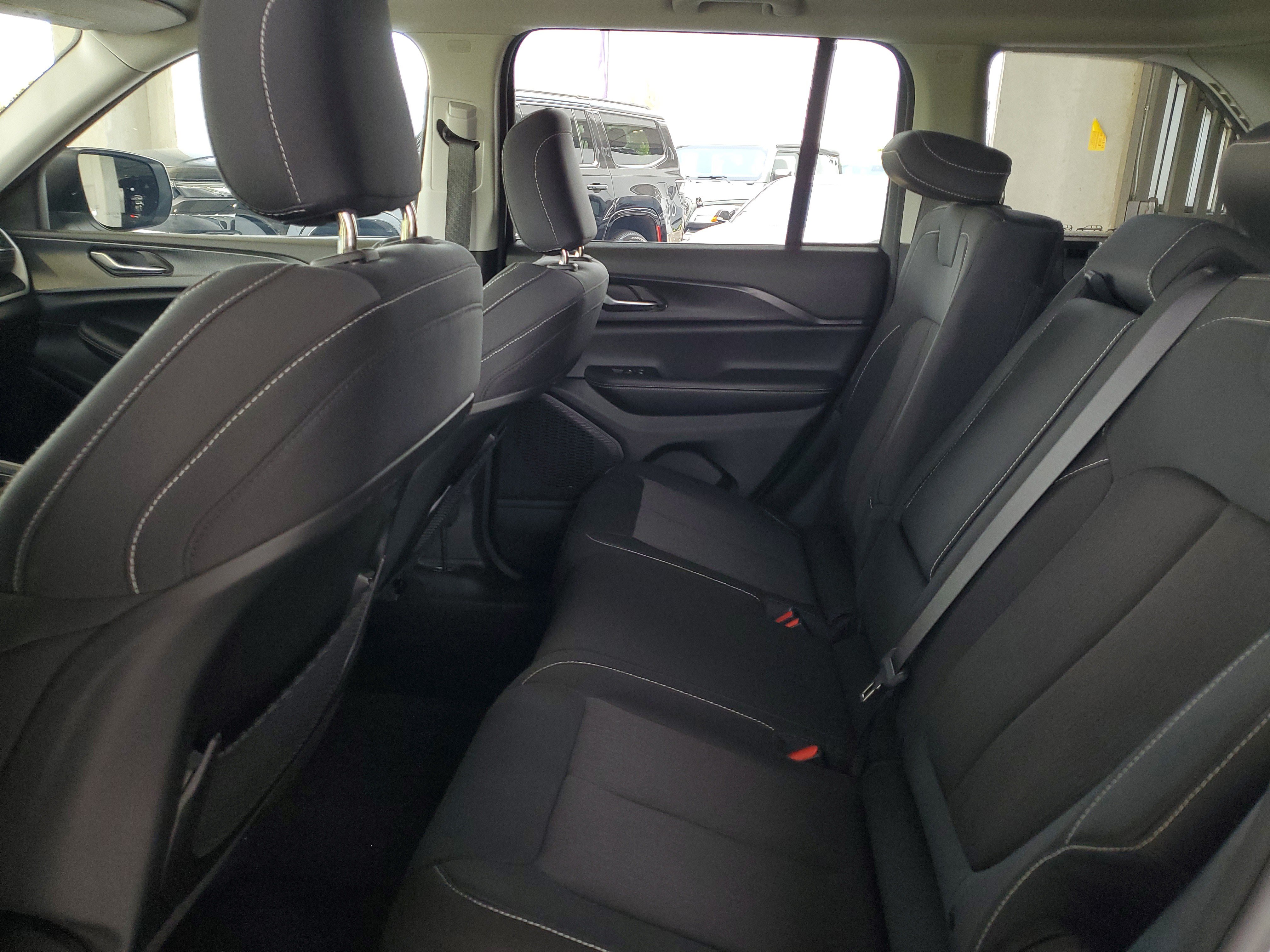 Certified 2023 Jeep Grand Cherokee Laredo w/ Trailer Tow Prep Group (B) AWD/4WD image 9