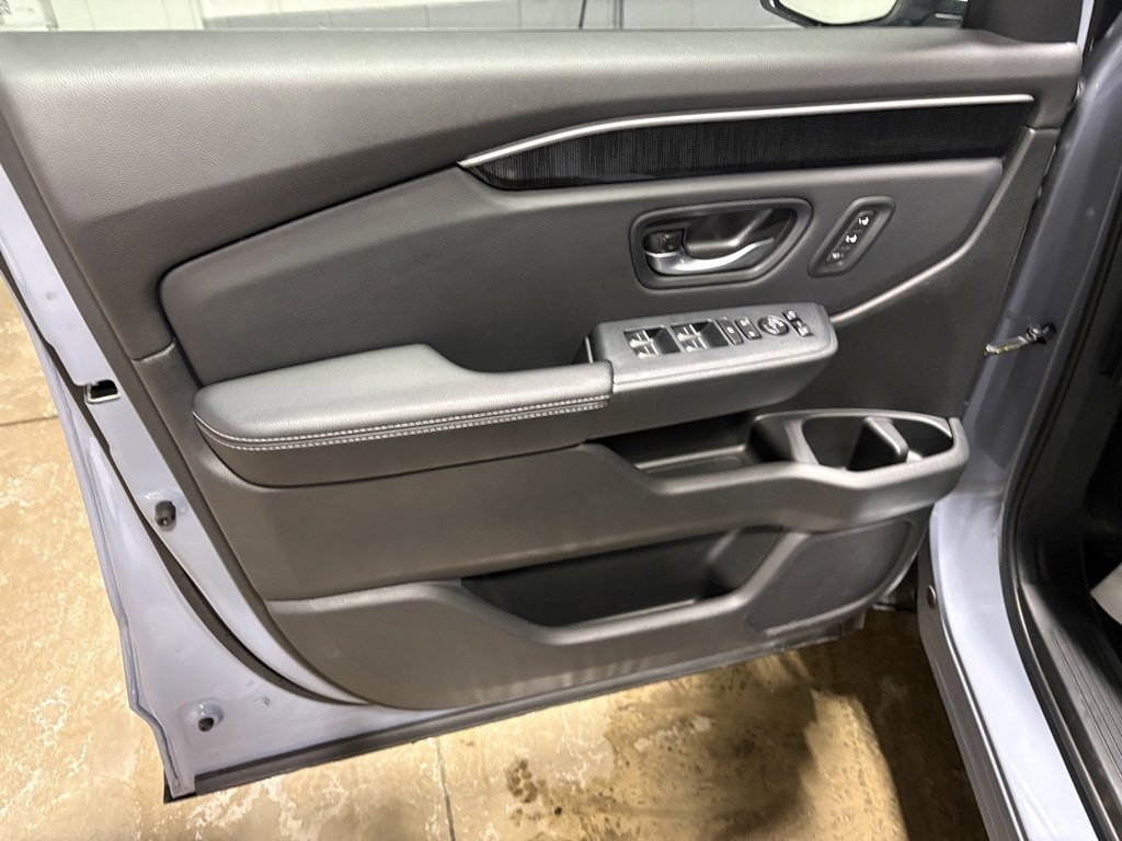 Used 2025 Honda Pilot Elite image 21