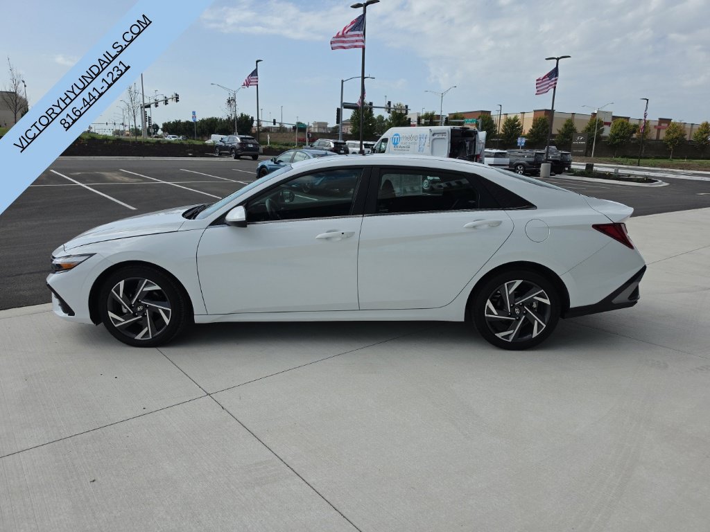 Used 2025 Hyundai Elantra SEL FWD image 2