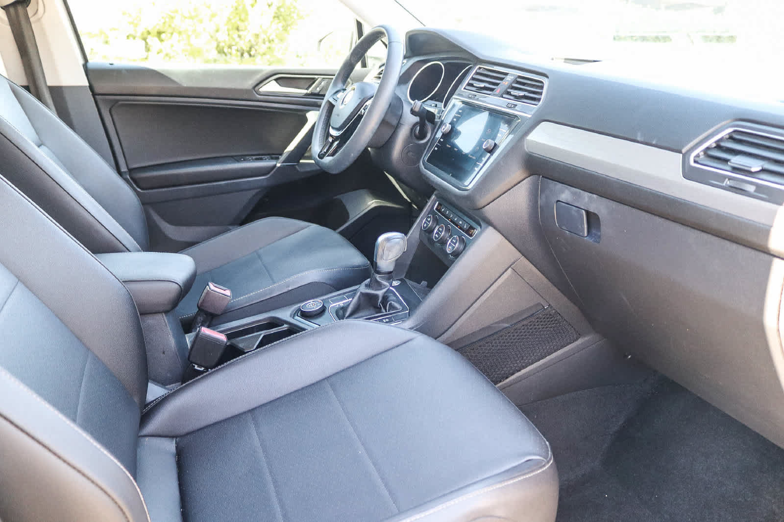 Used 2020 Volkswagen Tiguan SE w/ Panoramic Sunroof Package AWD/4WD image 16