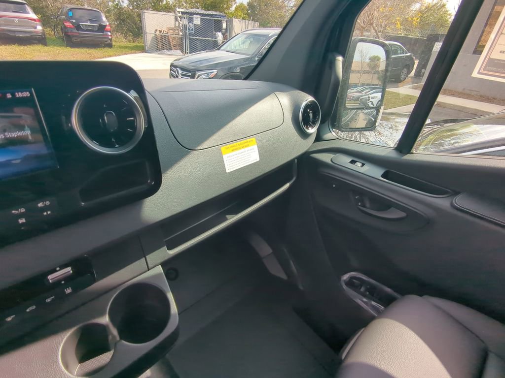 Used 2025 Mercedes-Benz Sprinter 2500 image 4