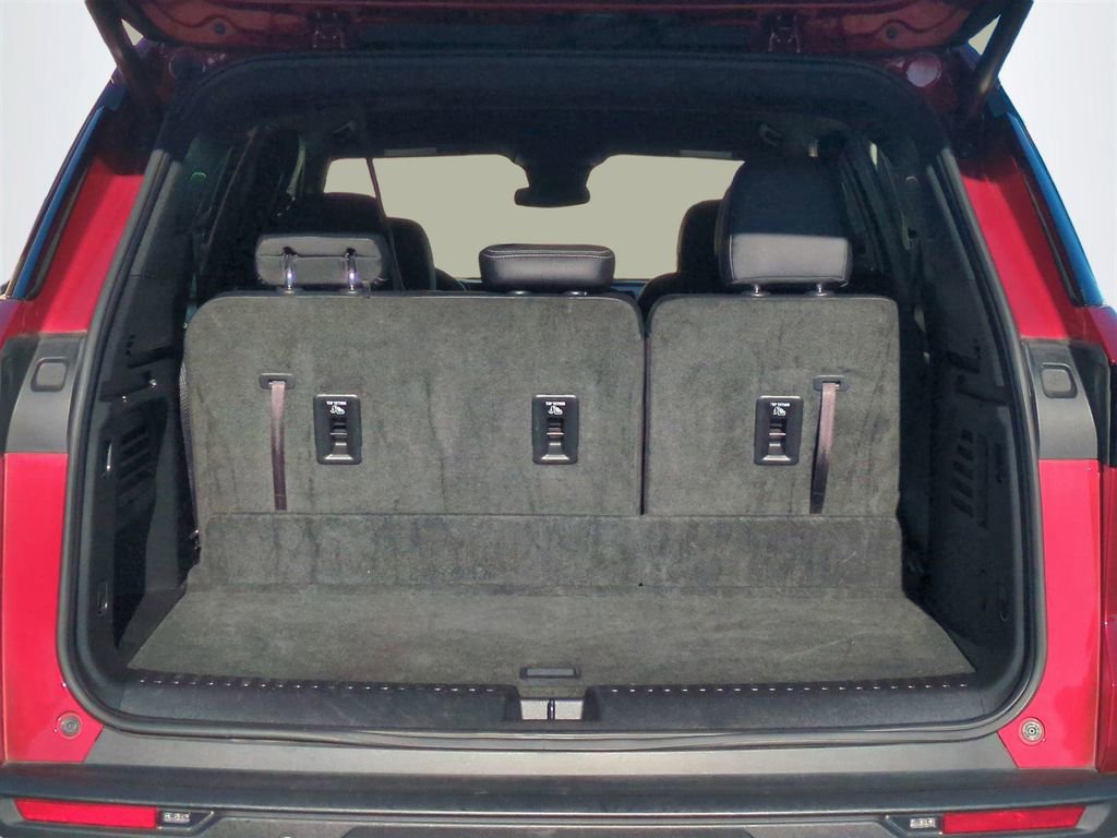 Used 2025 Chevrolet Traverse LT image 14