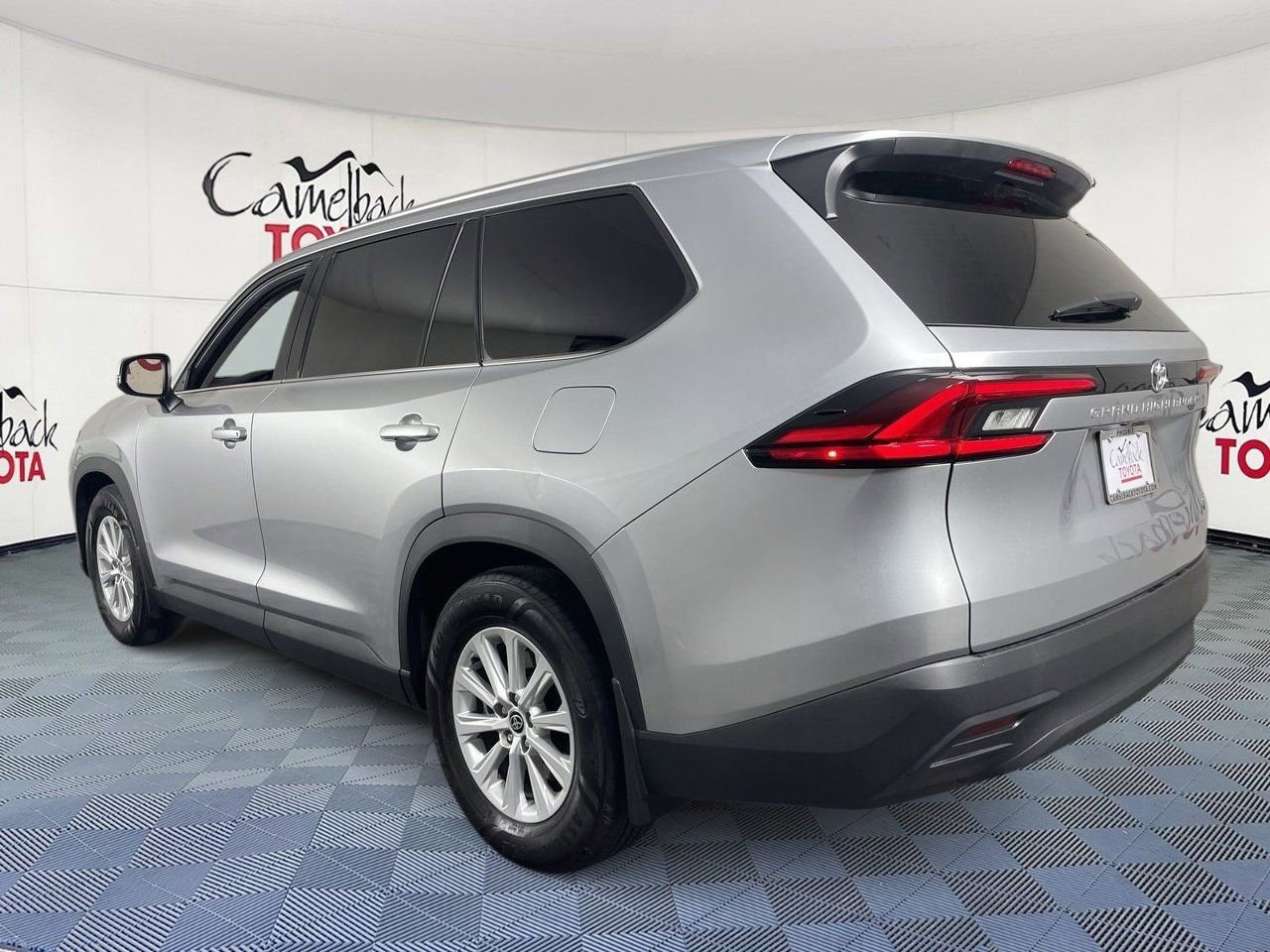 Used 2025 Toyota Grand Highlander FWD image 5