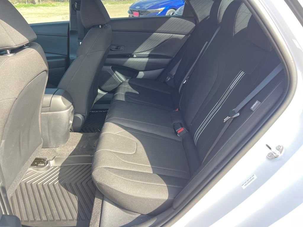 Used 2025 Hyundai Elantra SEL image 11