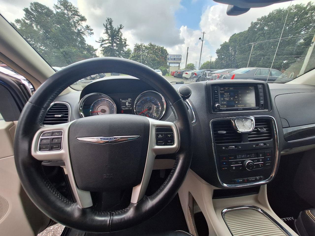 Used 2015 Chrysler Town & Country Touring-L w/ Driver Convenience Group image 22