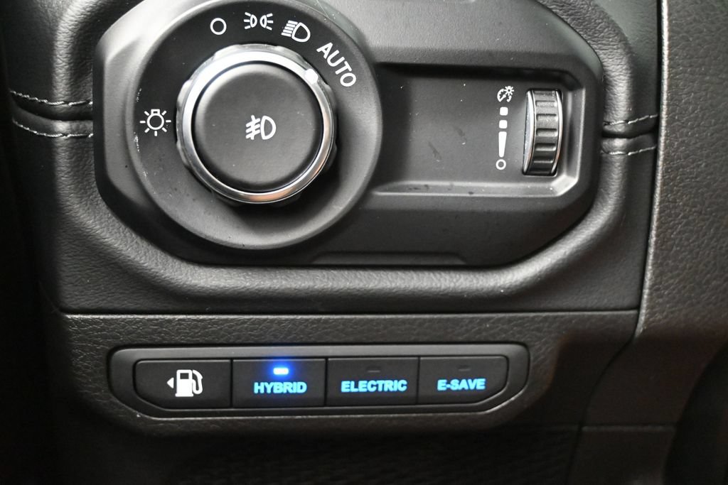 Used 2024 Jeep Wrangler Unlimited Sahara AWD/4WD image 22