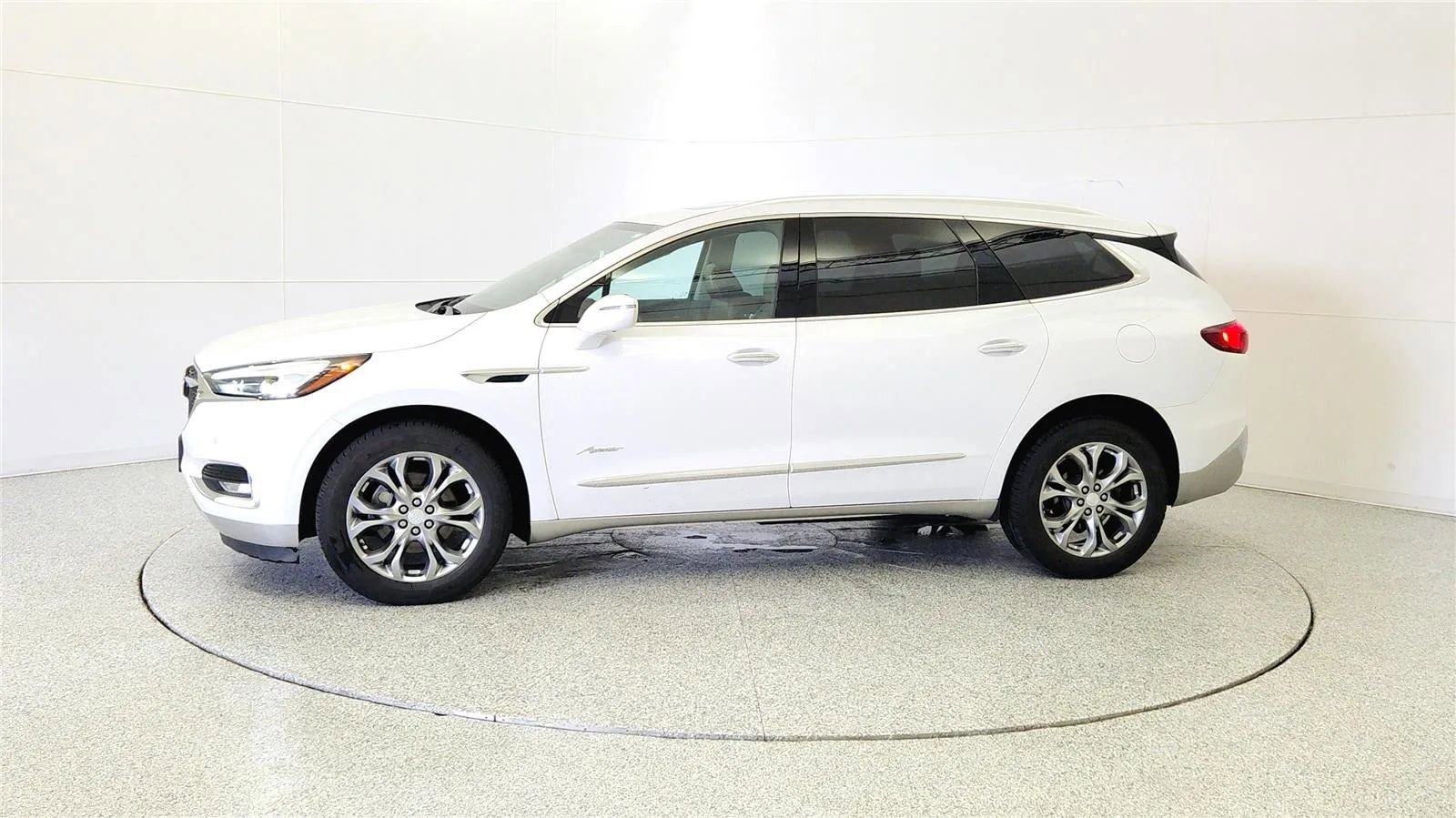 Used 2018 Buick Enclave Avenir w/ Avenir Technology Package image 4