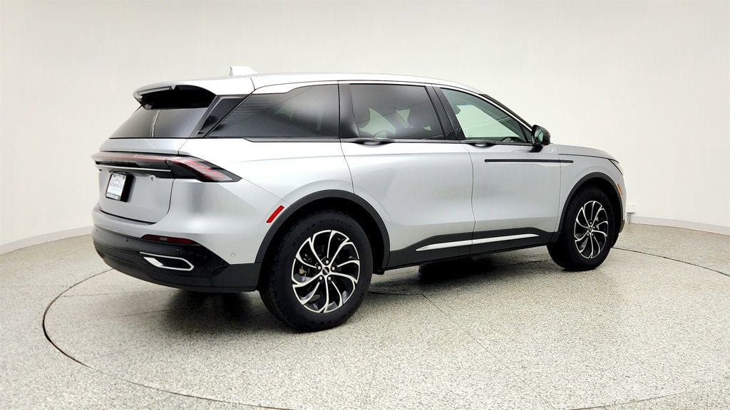 Used 2024 Lincoln Nautilus Premier AWD/4WD image 5