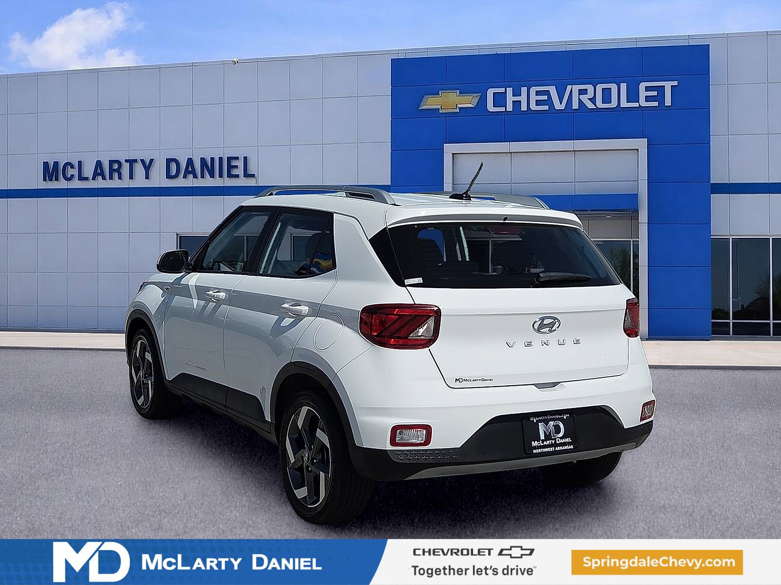 Used 2024 Hyundai Venue SEL FWD image 4