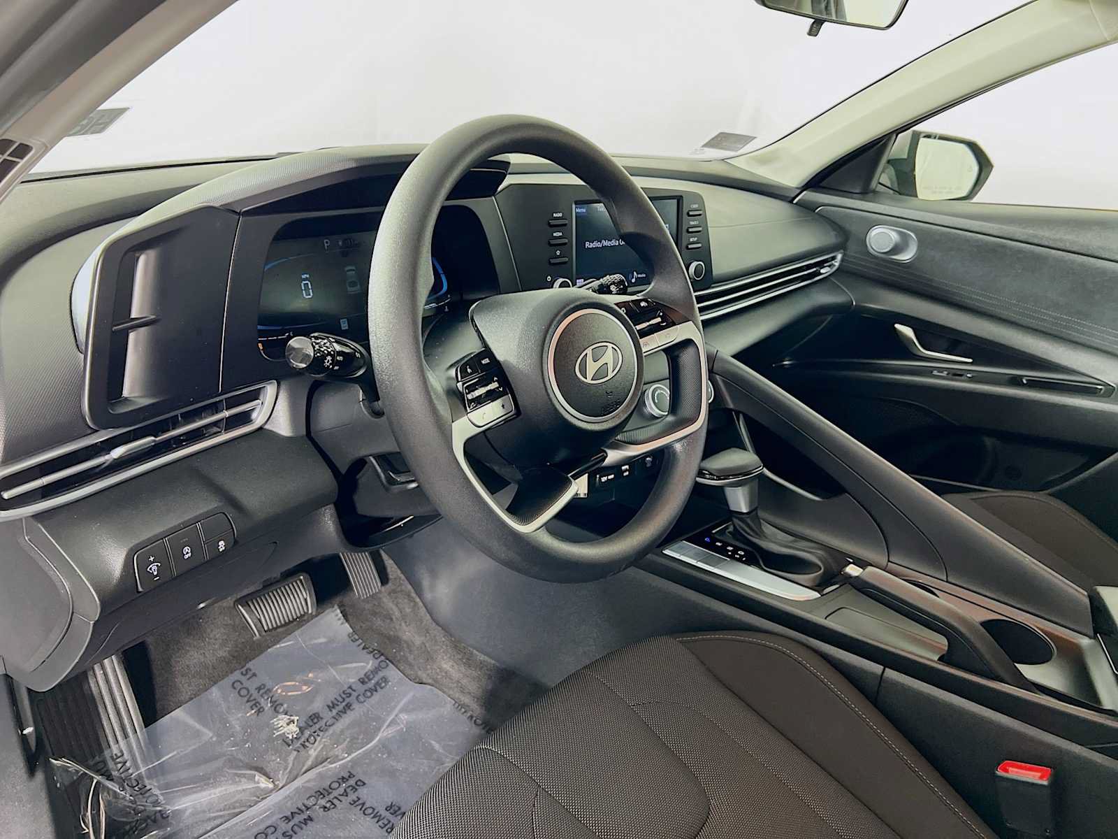 Certified 2025 Hyundai Elantra SE FWD image 9