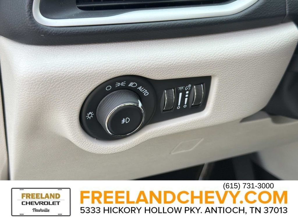 Used 2023 Chrysler Pacifica Touring-L FWD image 26