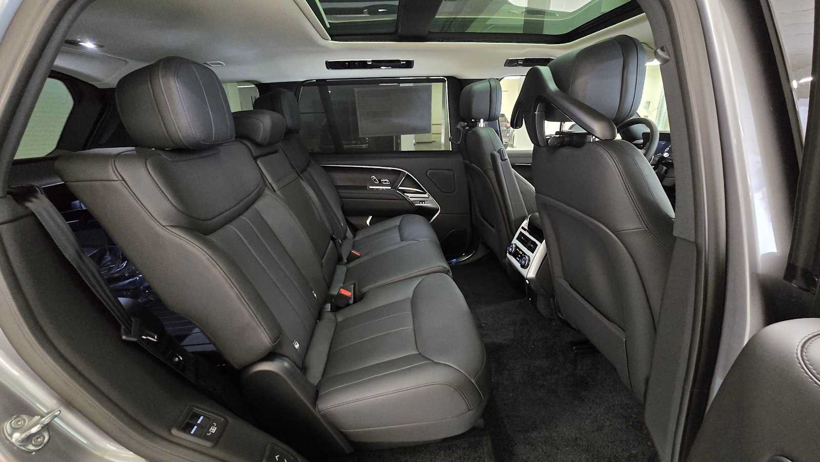 New 2026 Land Rover Range Rover Long Wheelbase SE AWD/4WD image 12