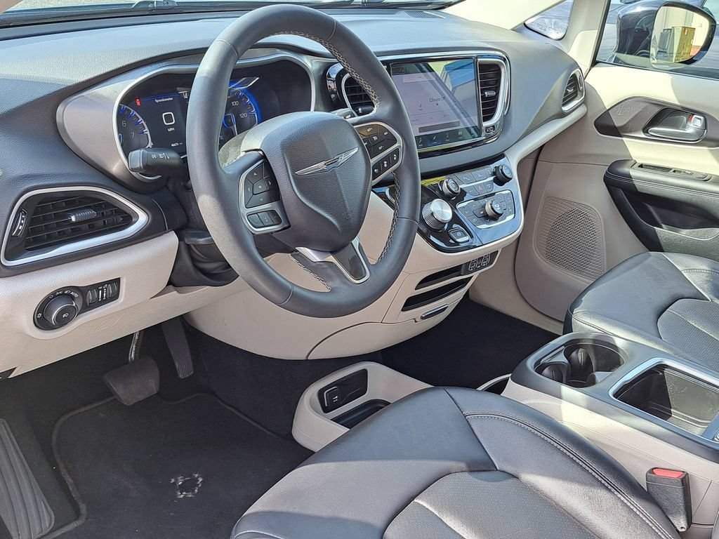 Used 2024 Chrysler Pacifica Touring-L FWD image 9