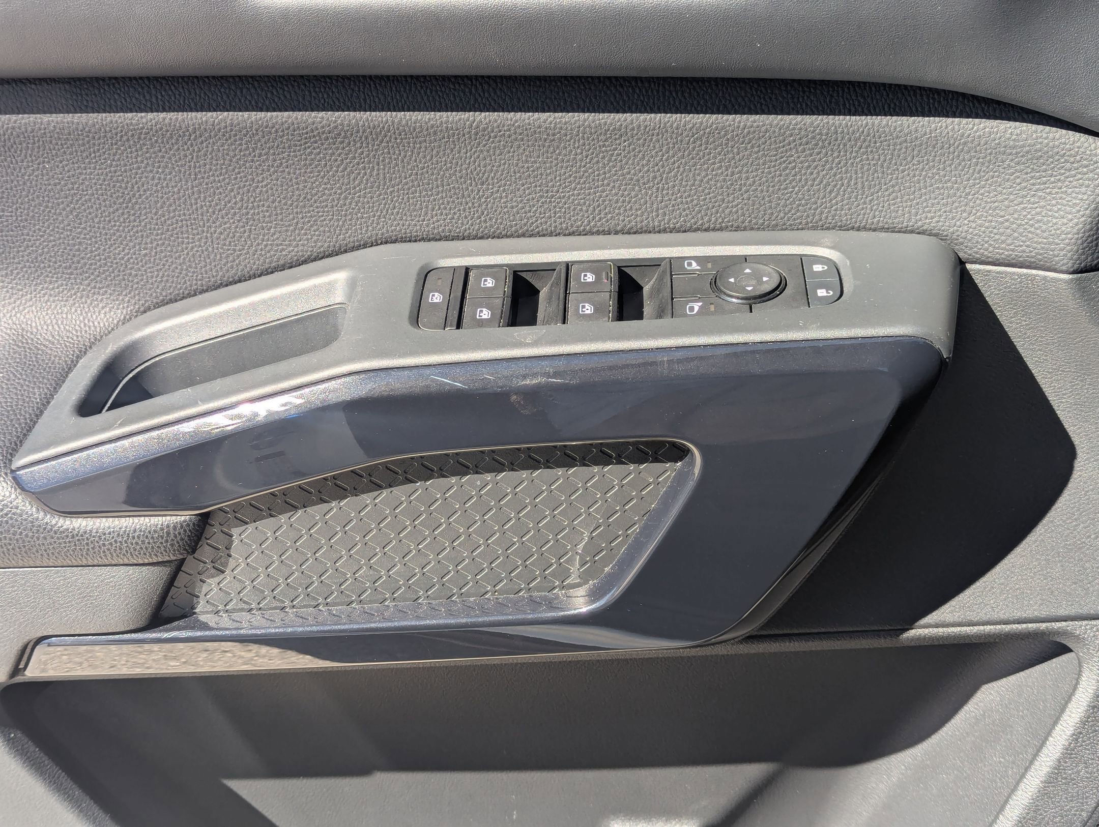 Used 2025 Nissan Pathfinder SV image 11