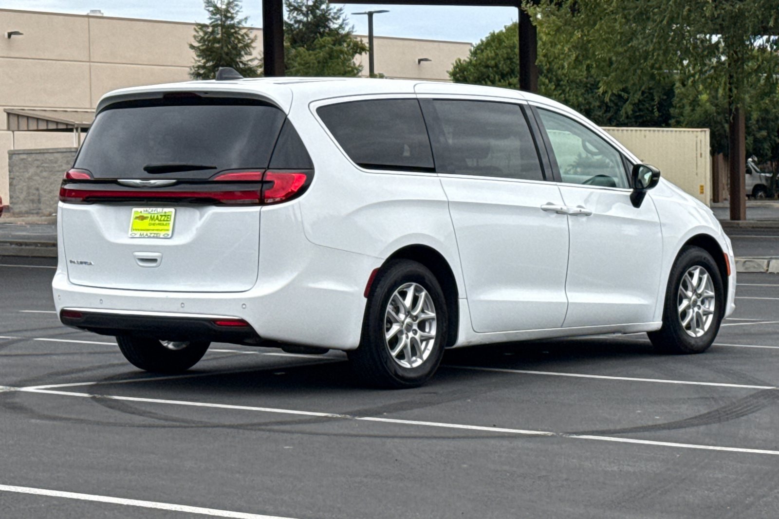 Used 2024 Chrysler Pacifica Touring-L FWD image 11