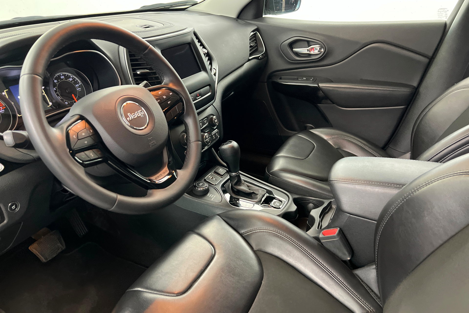 Used 2019 Jeep Cherokee Latitude Plus AWD/4WD image 15