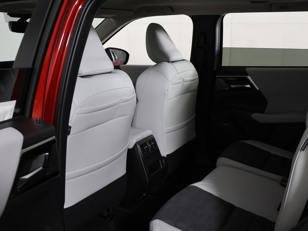 New 2025 Mitsubishi Outlander SE image 31