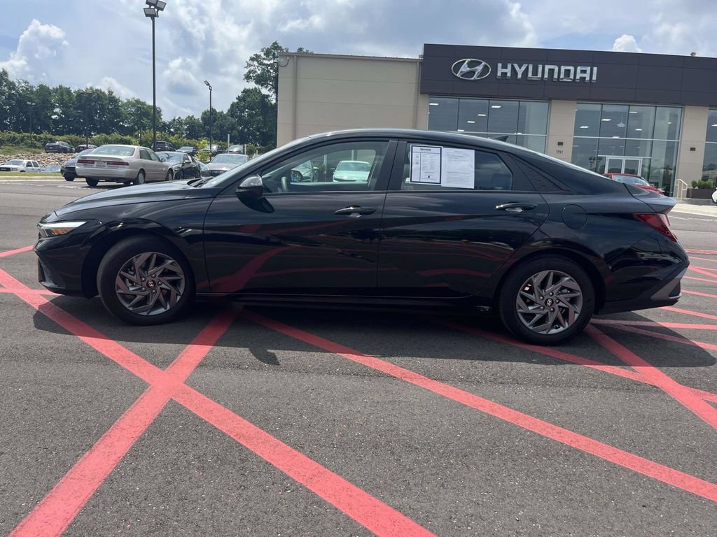 Used 2024 Hyundai Elantra SEL FWD image 3