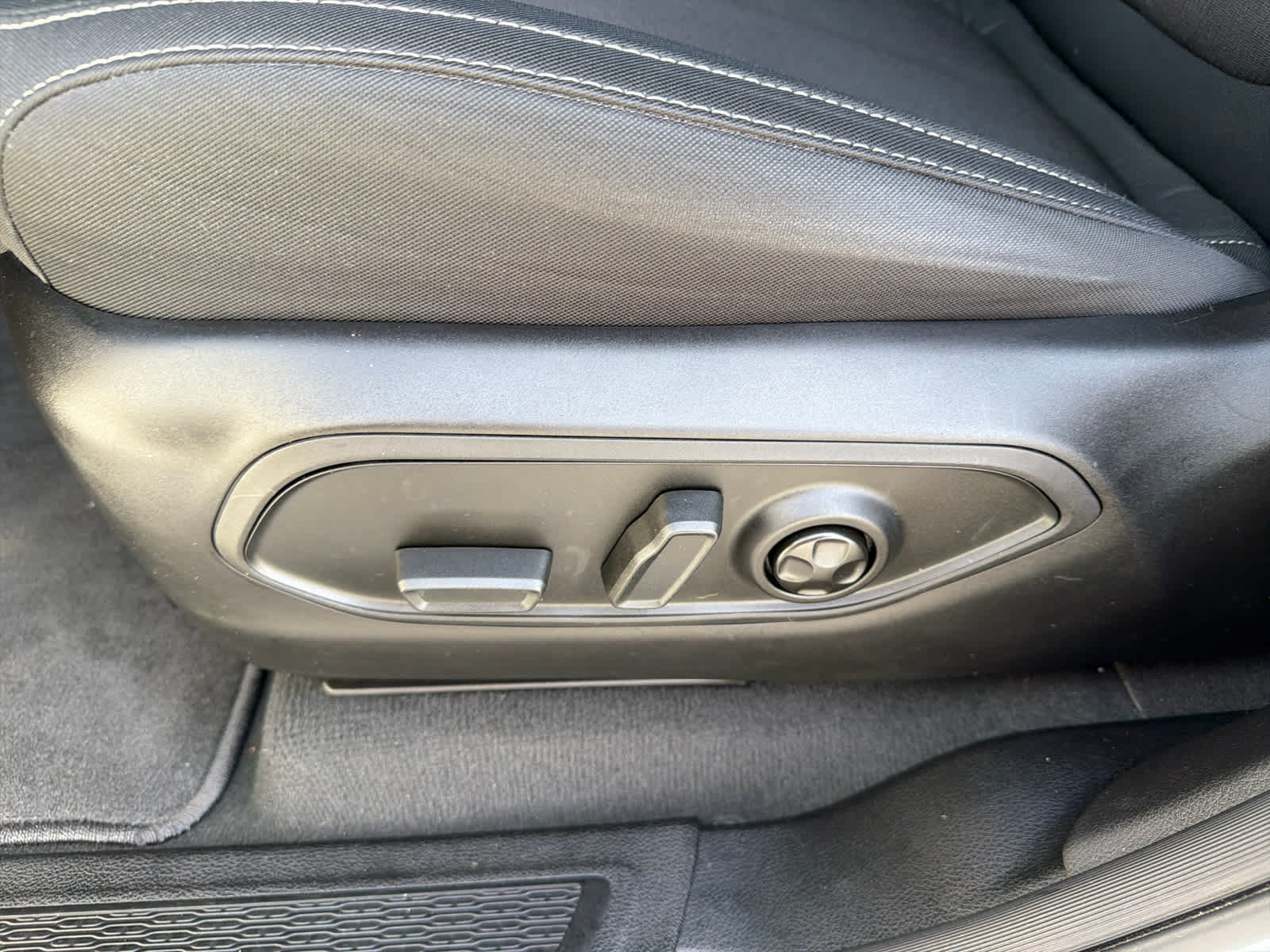 Used 2024 Jeep Grand Cherokee Laredo X w/ Luxury Tech Group I RWD image 20