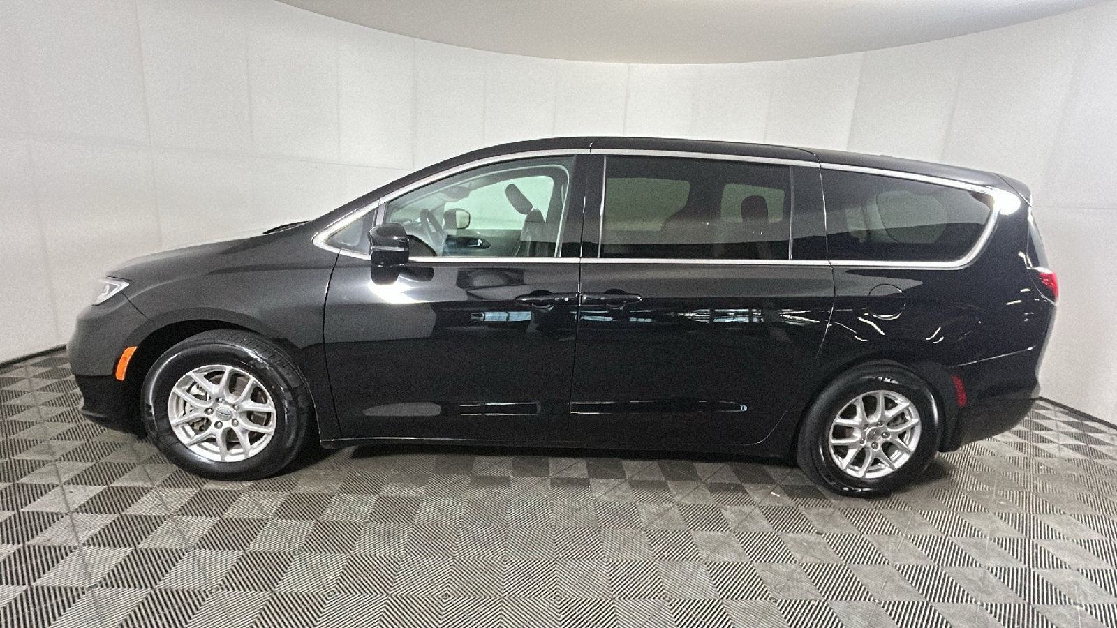 Used 2024 Chrysler Pacifica Touring-L FWD image 6