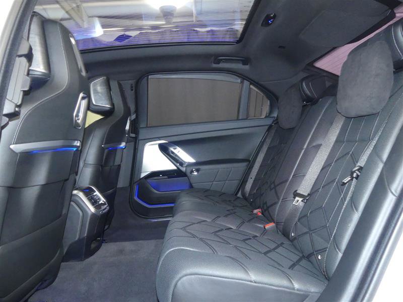 Used 2024 BMW i7 xDrive60 w/ Premium Package image 30