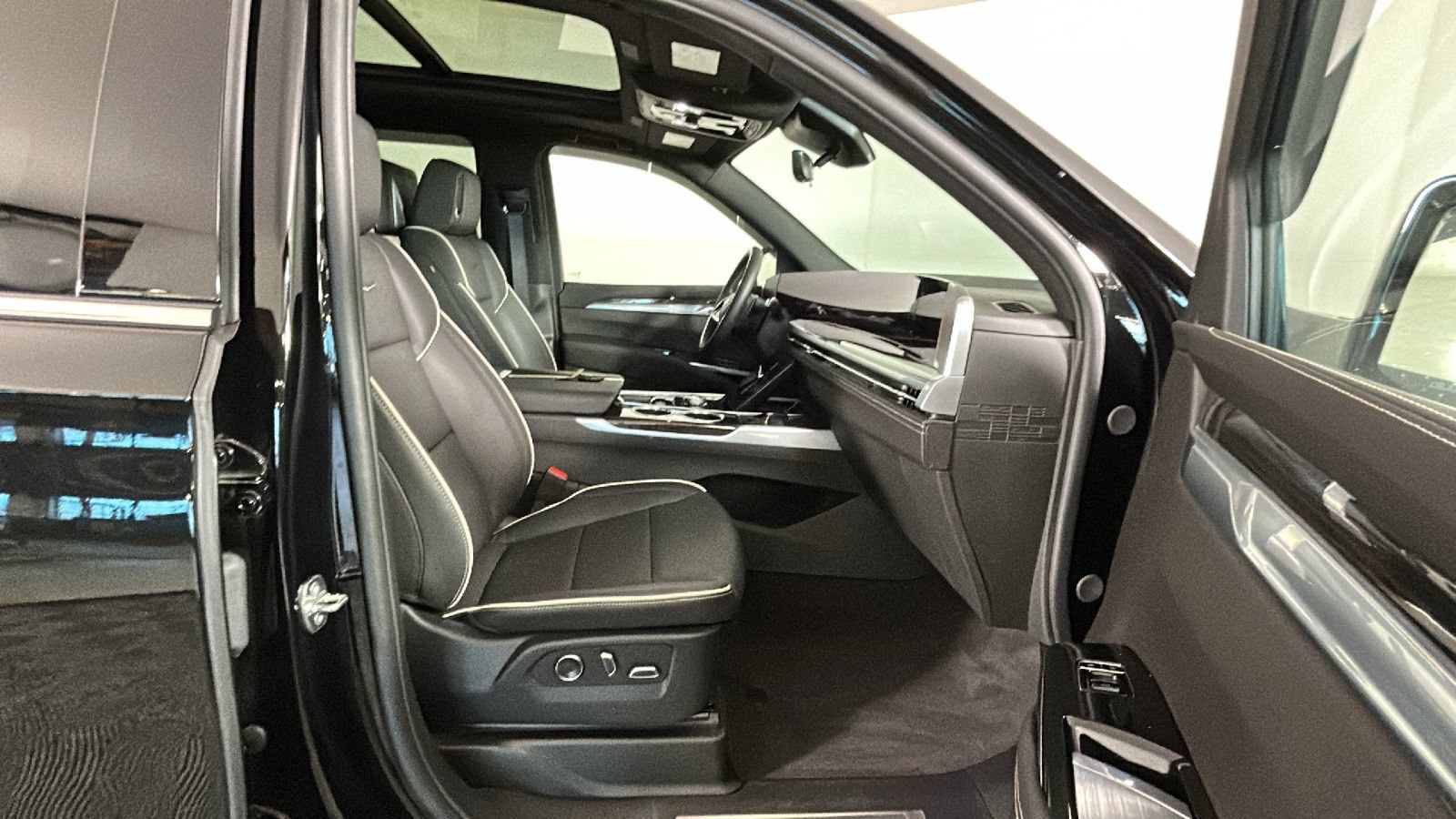 Used 2026 Cadillac Escalade ESV Luxury w/ Touring Package AWD/4WD image 36