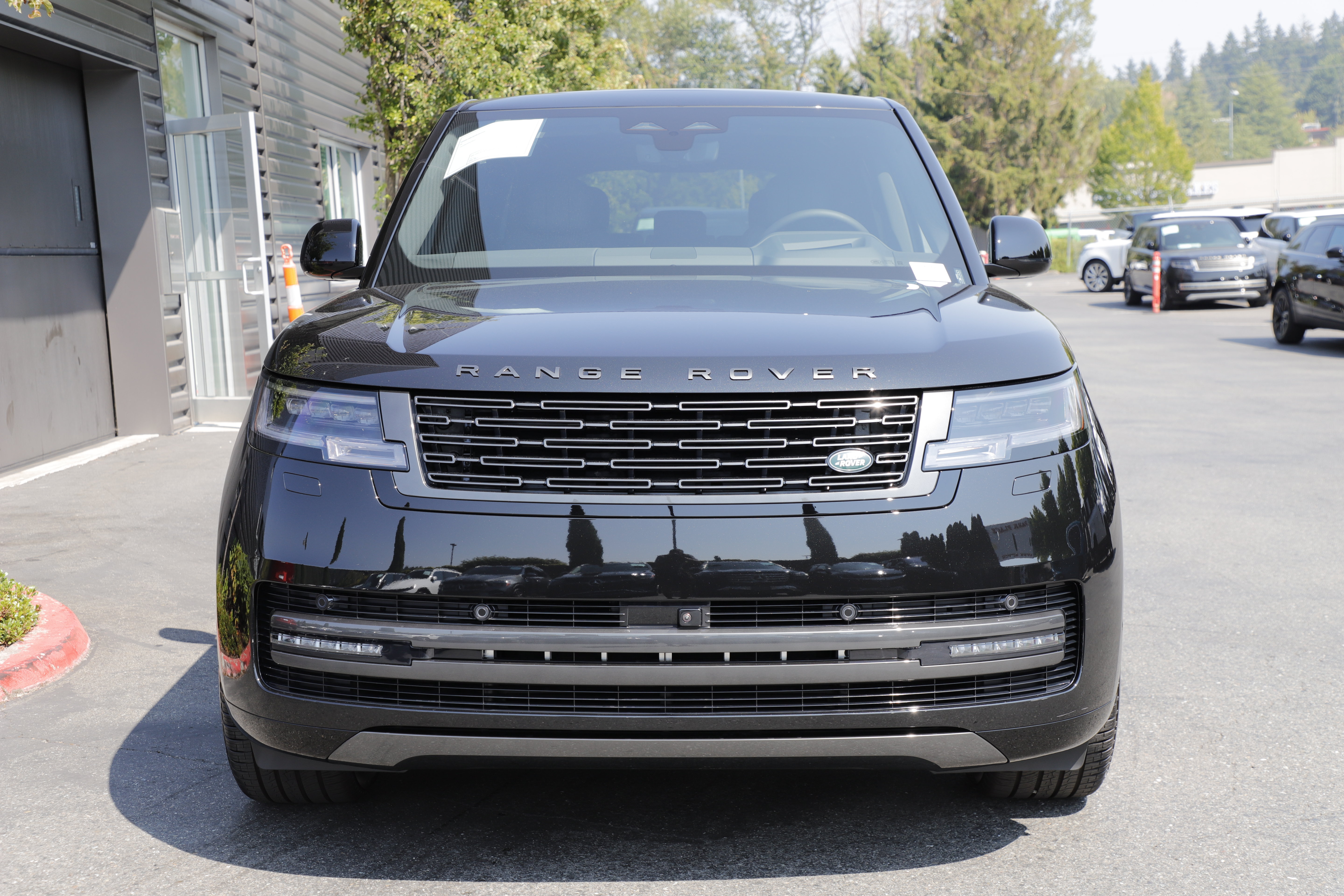 New 2026 Land Rover Range Rover Long Wheelbase SE AWD/4WD image 4