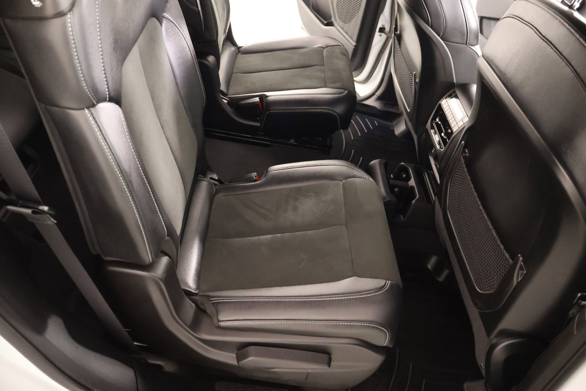 Used 2023 Jeep Grand Cherokee L Laredo image 15