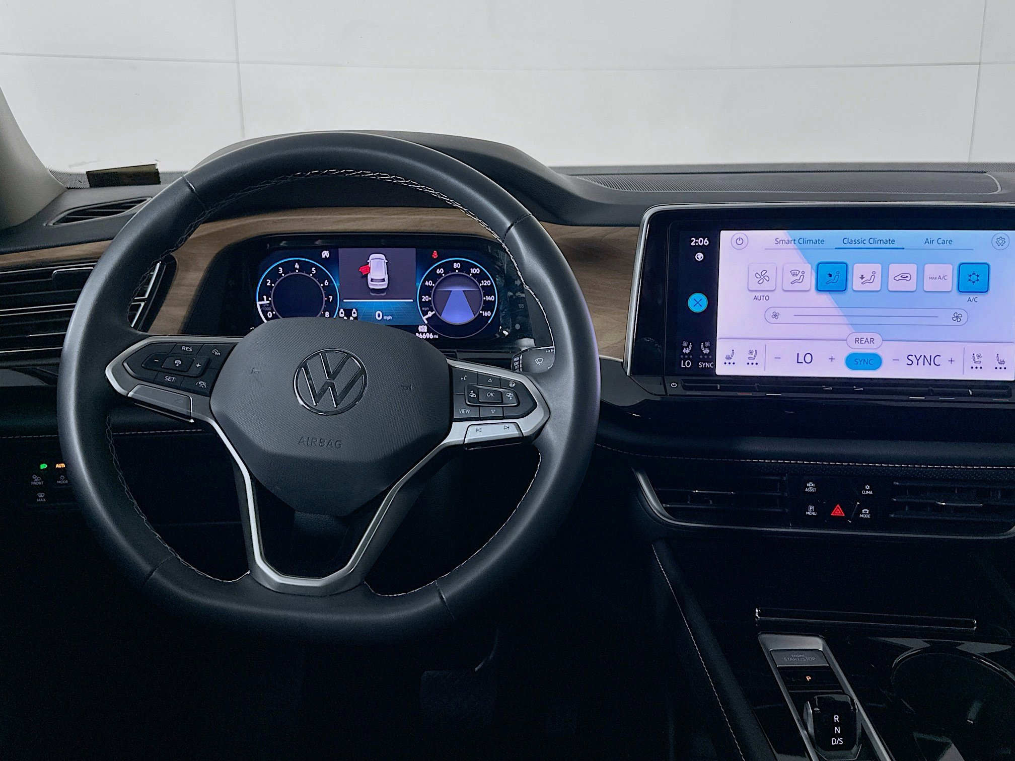 Used 2024 Volkswagen Atlas SE image 18