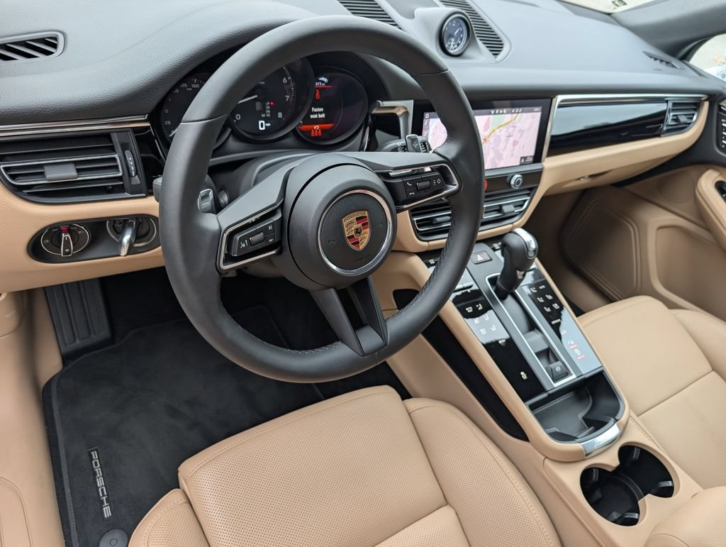 Certified 2025 Porsche Macan AWD/4WD image 4