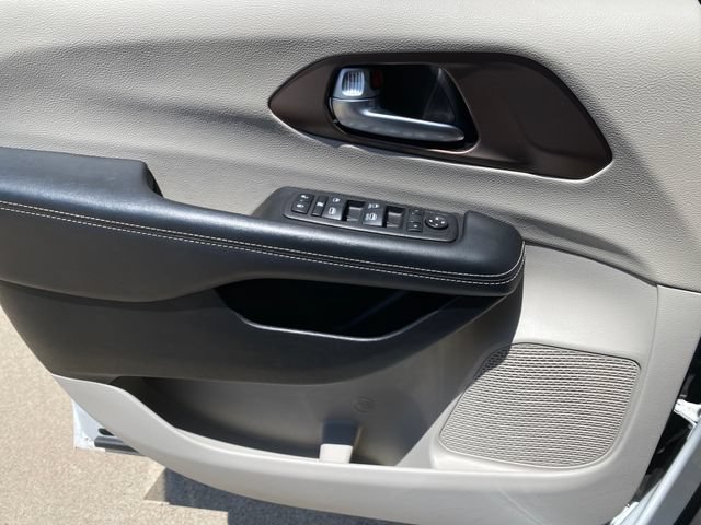 Used 2023 Chrysler Voyager LX FWD image 15