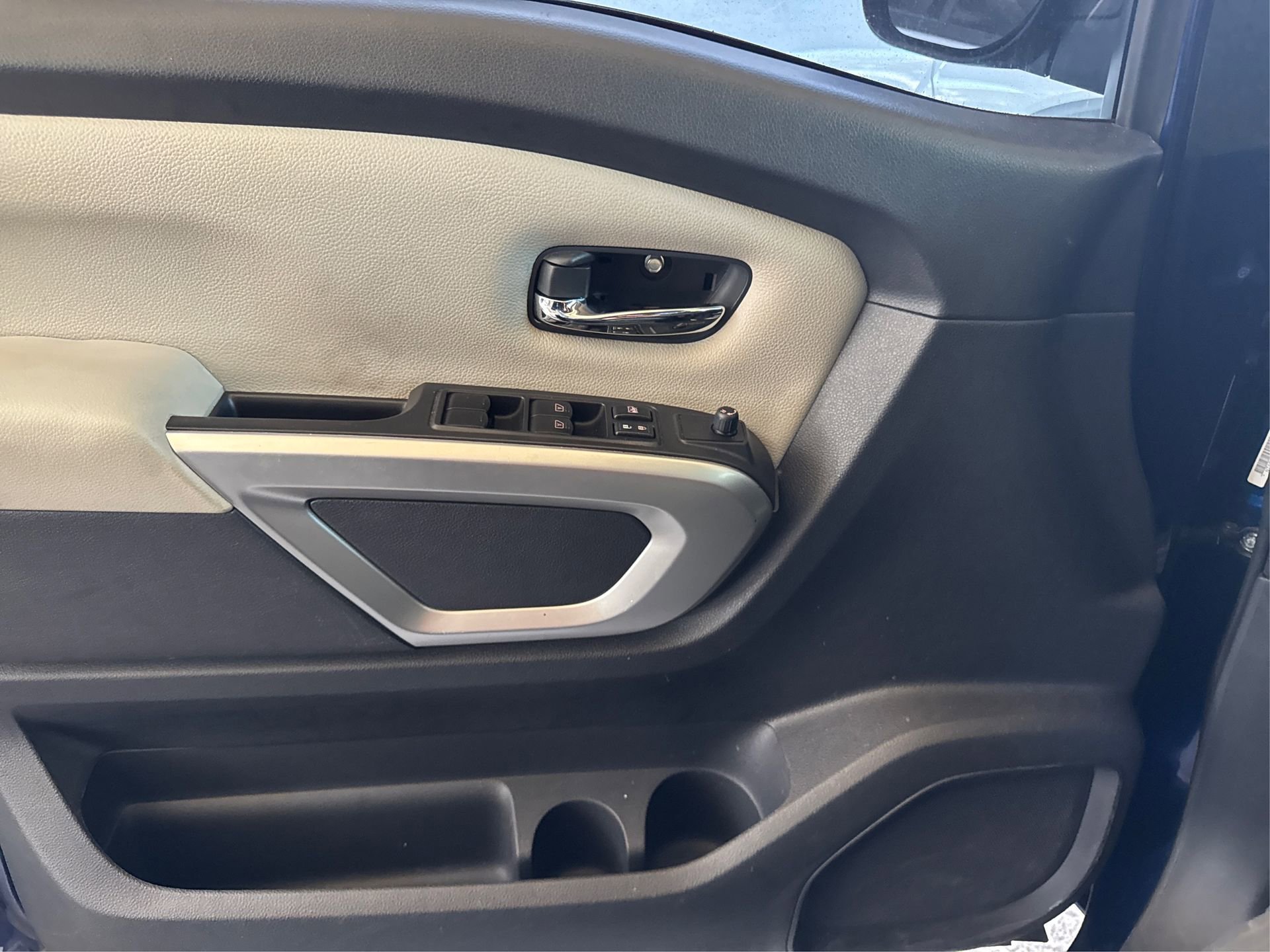 Used 2021 Nissan Titan SV w/ SV Convenience Package image 25