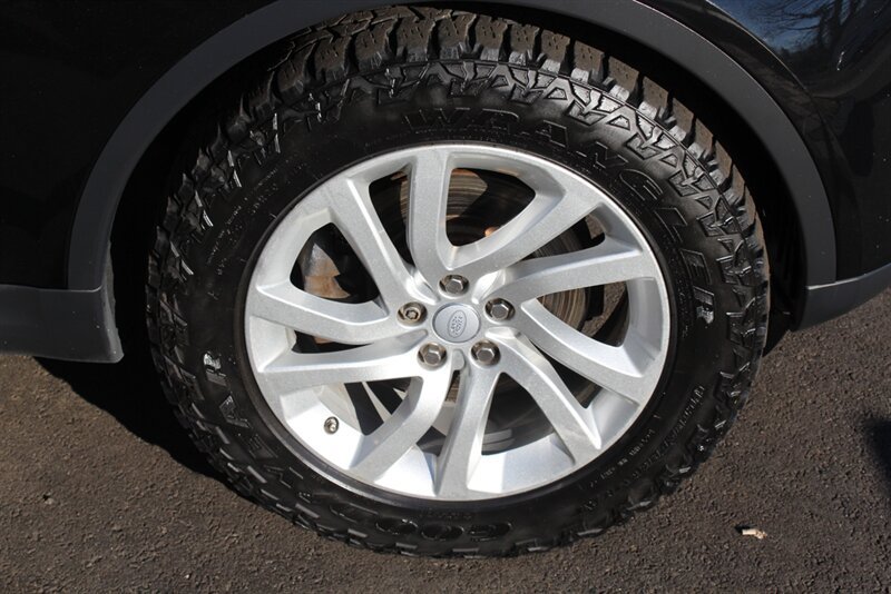 Used 2017 Land Rover Discovery HSE AWD/4WD image 29