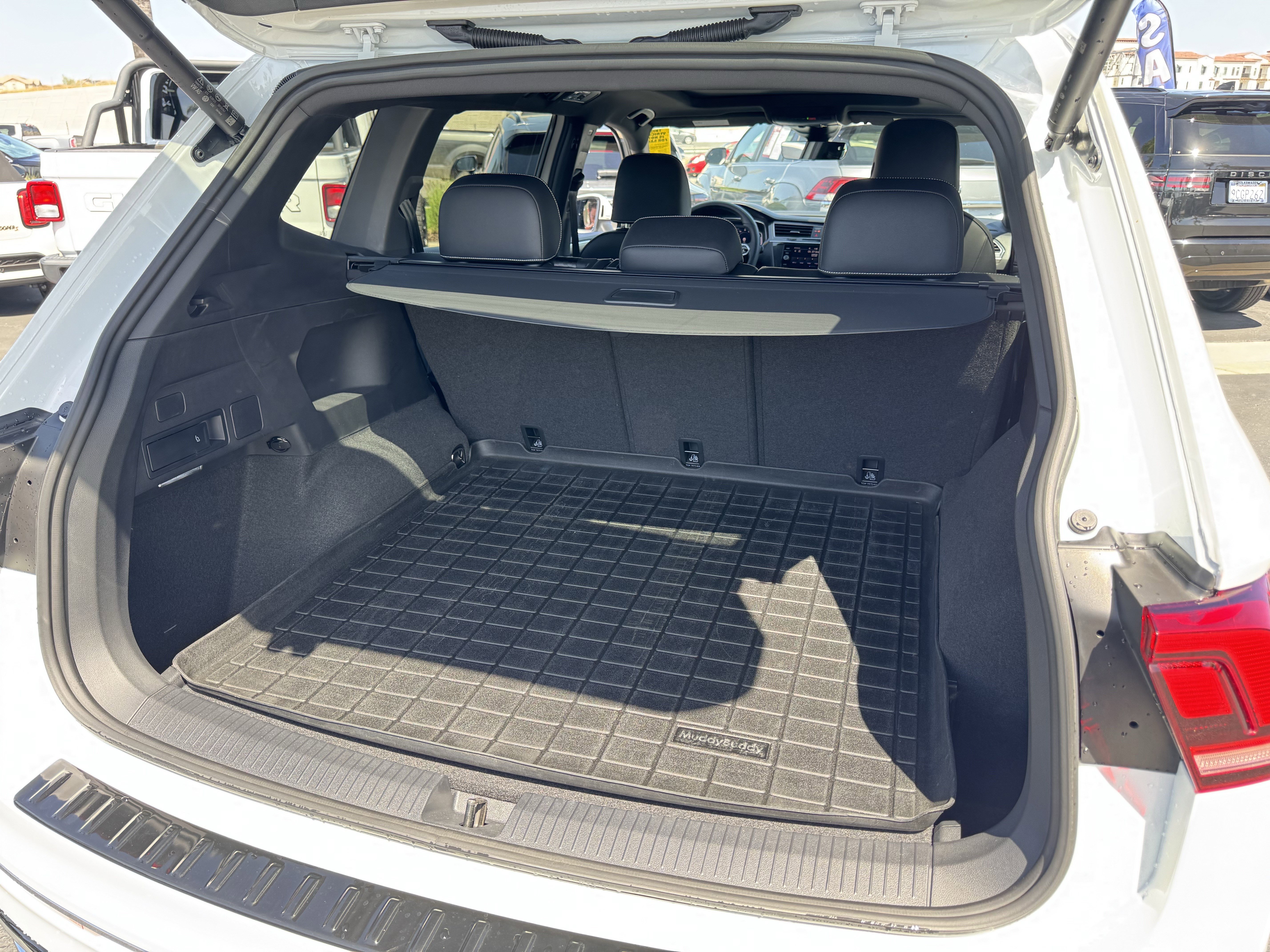 Certified 2024 Volkswagen Tiguan SEL R-Line AWD/4WD image 39