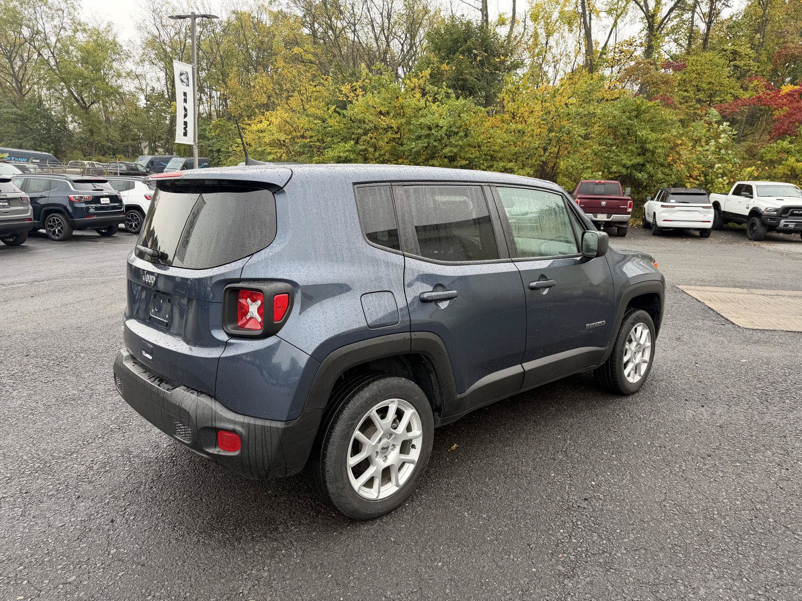 Used 2023 Jeep Renegade Latitude AWD/4WD image 3