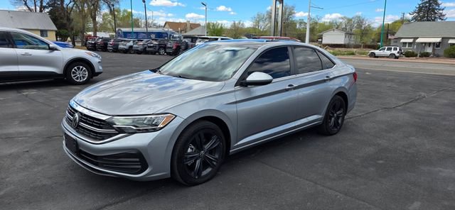 Used 2023 Volkswagen Jetta SE image 3