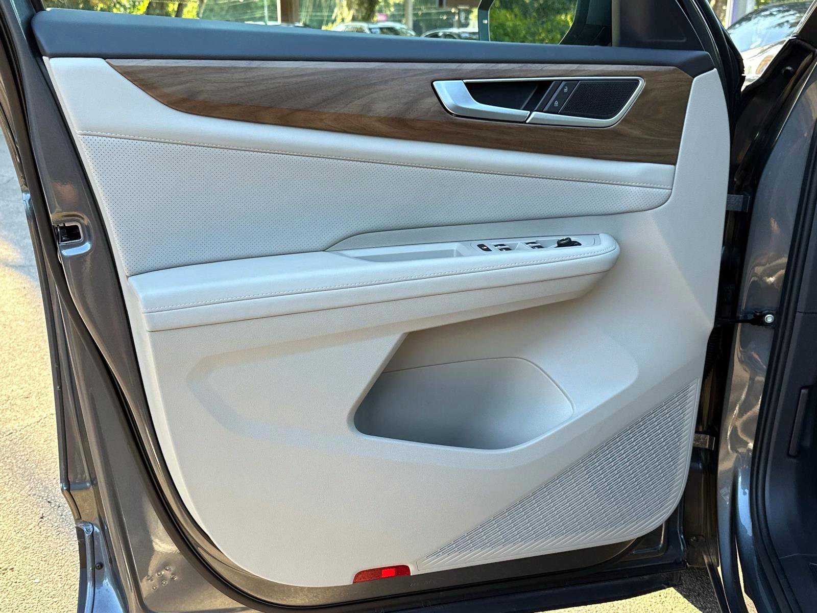Certified 2025 Volkswagen Atlas SE image 16