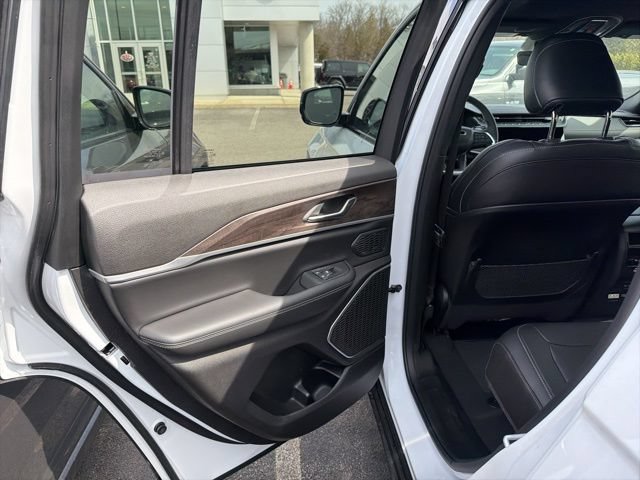 New 2026 Jeep Grand Cherokee Limited w/ Limited Altitude Package AWD/4WD image 11