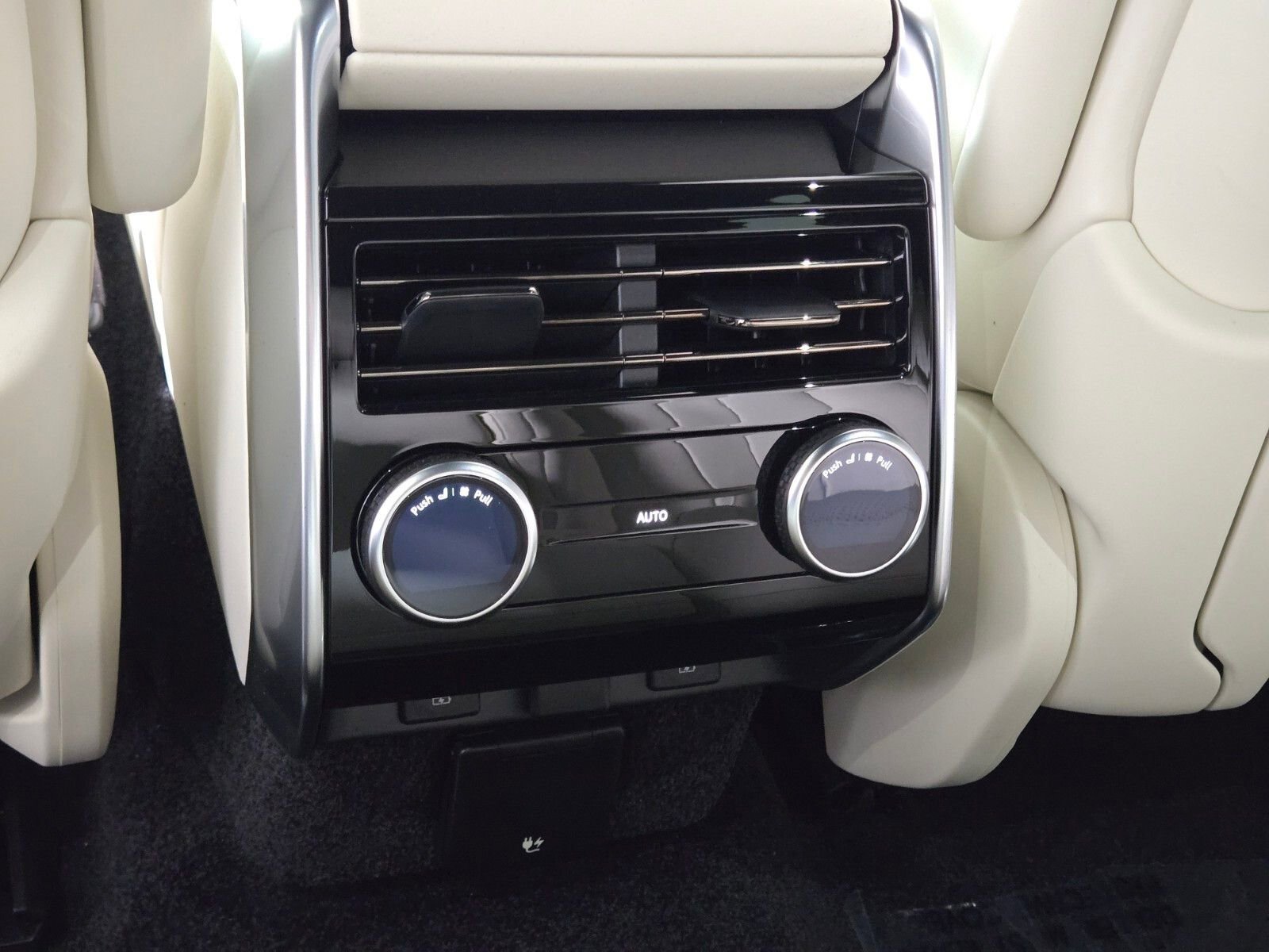 New 2026 Land Rover Range Rover Autobiography AWD/4WD image 14