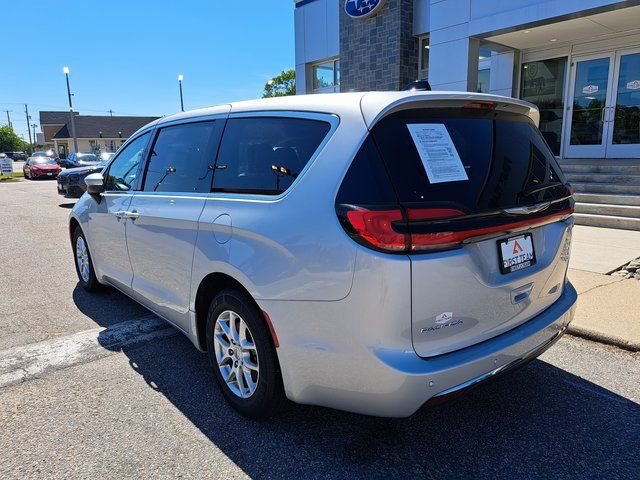 Used 2023 Chrysler Pacifica Touring-L FWD image 4