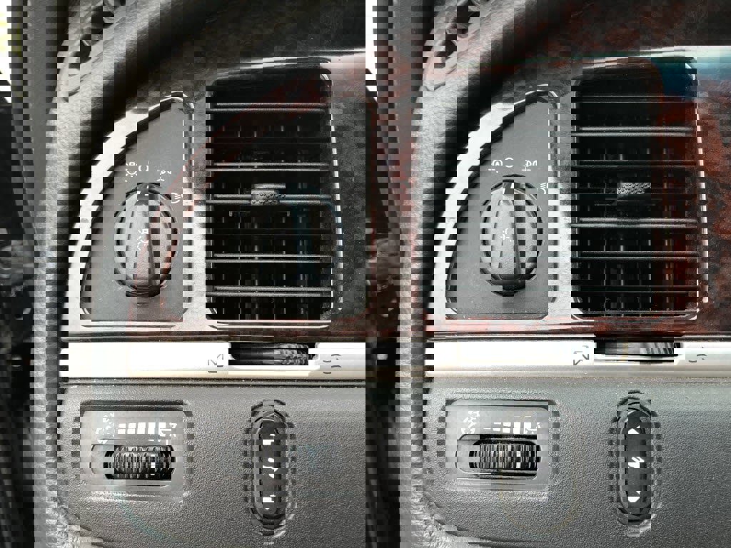 Used 2011 Lincoln Town Car Executive image 20